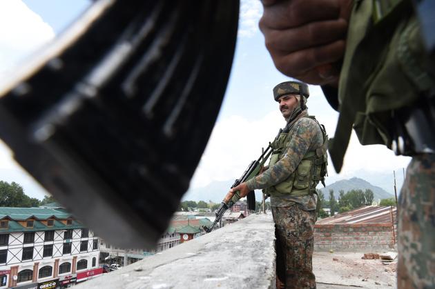 Paramilitary troopers take a position on the top of a building during a random search operation in central Srinagar on July 27, 2018. (AFP) Paramilitary troopers take a position on the top of a building during a random search operation in central Srinagar on July 27, 2018. (AFP)