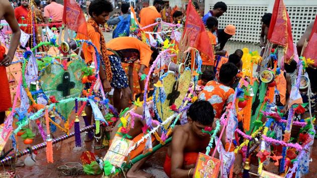 Enthusiasm among the Kanwariyas was unabated despite incessant rains since Friday in Haridwar.(RAMESHWAR GAUR/HT PHOTO) Enthusiasm among the Kanwariyas was unabated despite incessant rains since Friday in Haridwar.(RAMESHWAR GAUR/HT PHOTO)