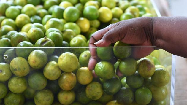 According to a study by the National Resources Defense Council has estimated that each American chucks out an average of more than 400 pounds of food per year. “With a program like this, where people can actually understand the two-sided connection of food waste and hunger, you start to see some change,” said Rick Nahmias, the NGO’s founder. (Frederic J. Brown / AFP) According to a study by the National Resources Defense Council has estimated that each American chucks out an average of more than 400 pounds of food per year. “With a program like this, where people can actually understand the two-sided connection of food waste and hunger, you start to see some change,” said Rick Nahmias, the NGO’s founder. (Frederic J. Brown / AFP)