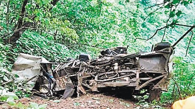 The mangled remains of the mini-bus that fell into the 800-ft gorge, off Ambenali ghat in Raigad district on Saturday morning. (HT PHOTOS) The mangled remains of the mini-bus that fell into the 800-ft gorge, off Ambenali ghat in Raigad district on Saturday morning. (HT PHOTOS)