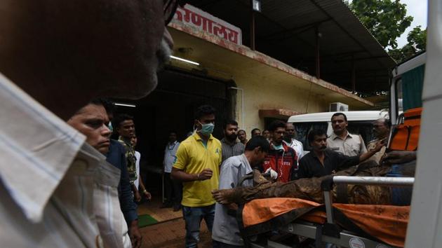At least 30 bodies have been retrieved from the gorge where a bus packed with picnickers fell in Maharashtra’s Raigad district . (PRATHAM GOKHALE/HT PHOTO) 