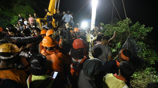 The search teams had initially managed to trace 14 bodies, but it took nearly six hours to pull out the other corpses because of the difficult terrain of the area which is surrounded by dense vegetation. (Pratham Gokhale/HT Photo)