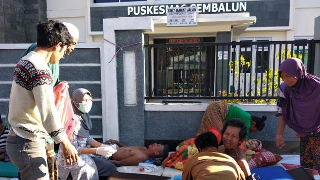 A paramedic gives treatment to injured people outside of a hospital after an earthquake hit Sembalun Selong village in Lombok Timur, Indonesia.(ANTARA FOTO/via Reuters) A paramedic gives treatment to injured people outside of a hospital after an earthquake hit Sembalun Selong village in Lombok Timur, Indonesia.(ANTARA FOTO/via Reuters)