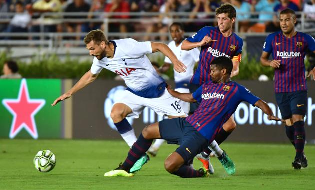 Marlon Santos of Barcelona fights for the ball with Fernando Llorente of Tottenham Hotspur in International Champions Cup(AFP)