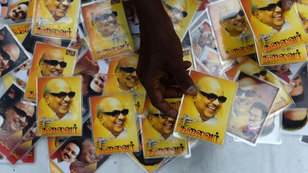 A vendor displays portraits of Dravida Munnetra Kazhagam (DMK) party president M Karunanidhi in front of the hospital where he is being treated, in Chennai on July 28, 2018.(AFP)