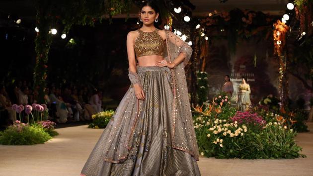 Taking inspiration from contemporary brides, who like to take the modern route yet be in touch with traditional values, Taandon’s collection showcased intricate detailing weaved in light weight fabrics. (Jasjeet plaha/HT Photo) Taking inspiration from contemporary brides, who like to take the modern route yet be in touch with traditional values, Taandon’s collection showcased intricate detailing weaved in light weight fabrics. (Jasjeet plaha/HT Photo)