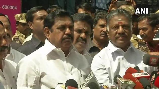 Tamil Nadu chief minister Edappadi K Palaniswami (left) and AIADMK leader O Panneerselvam praised Karunanidhi for being a true Tamil leader.(ANI Photo)