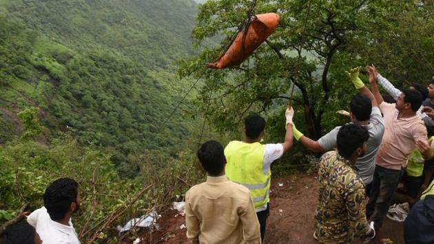 Local residents and NGOs helped NDRF and fire department in the rescue operation which went on for more than 24 hours. (Pratham Gokhale/HT Photo) Local residents and NGOs helped NDRF and fire department in the rescue operation which went on for more than 24 hours. (Pratham Gokhale/HT Photo)