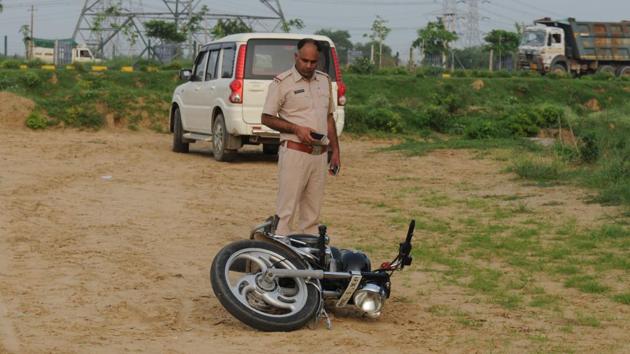 A police team at the scene of the shootout on the Dwarka Expressway on Sunday. (Parveen Kumar / HT Photo) A police team at the scene of the shootout on the Dwarka Expressway on Sunday. (Parveen Kumar / HT Photo)