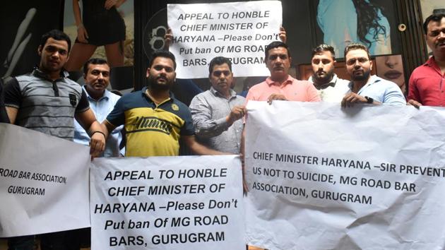 Members of MG Road bar association and pub owners held a protest against the withdrawal of NOCs to 10 of the 15 nightclubs on the stretch at Gurugram, on Sunday, July 29, 2018. (Yogesh Kumar/ HT Photo) Members of MG Road bar association and pub owners held a protest against the withdrawal of NOCs to 10 of the 15 nightclubs on the stretch at Gurugram, on Sunday, July 29, 2018. (Yogesh Kumar/ HT Photo)