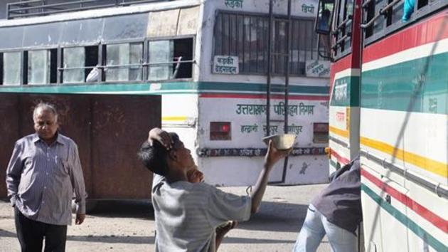 The bus operators had met the state transport minister Yashpal Arya on Sunday, who assured them that government will increase passenger fare of private buses by 15 %.(HT File)