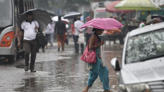 Commuters walk during rain at Anand Parbat in New Delhi on Friday, July 27, 2018.(Sanchit Khanna/HT PHOTO) Commuters walk during rain at Anand Parbat in New Delhi on Friday, July 27, 2018.(Sanchit Khanna/HT PHOTO)