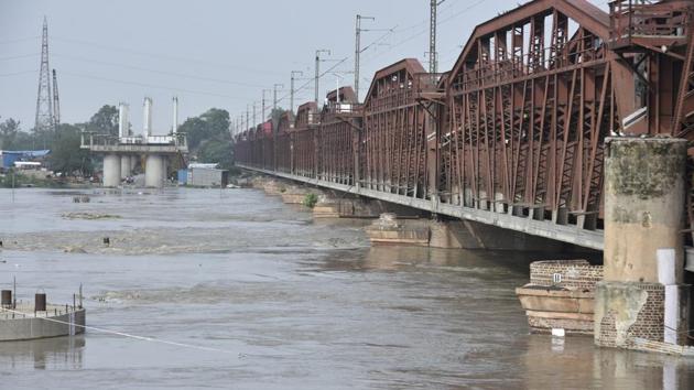A view of the swollen Yamuna River near Old Iron Bridge in New Delhi on July 29.(Raj K Raj/HT PHOTO)