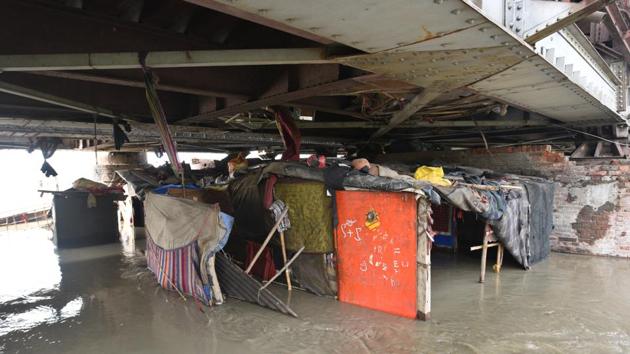 A view of submerged shanties as the water level of Yamuna river continues swelling in Delhi, July 29, 2018. Families who were staying on flood plains have been shifted to tents set up by the government .(Raj K Raj/HT PHOTO)