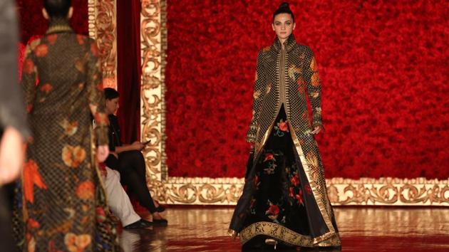 For the grand finale of the India Couture Week 2018’s on Sunday, fashion designer Rohit Bal offered his brand of glitz with plenty of impressive handiwork and a generous helping of regal embellishments to go around.  (Amal KS/HT Photo ) 