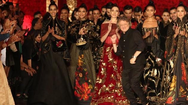 Deisgner Rohit Bal closed the India Couture Week with a spectacular show, titled Guldasta, on the last day.  (Amal KS/HT Photo) 