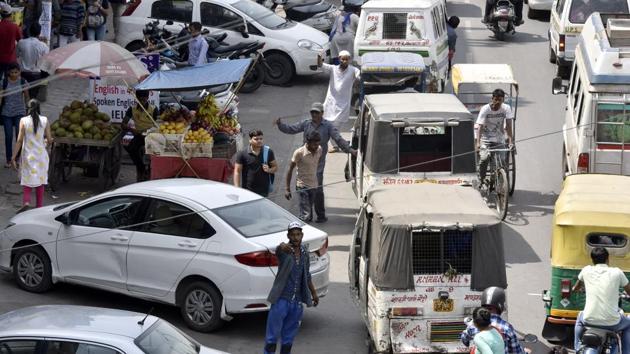 The draft policy for parking in Delhi has suggested a fee for stationing a car on public land in residential neighbourhood.(Sonu Mehta/HT File Photo)