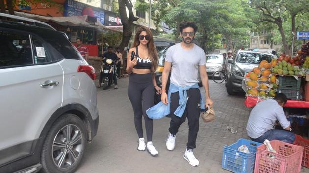 Kartik Aaryan and his girlfriend Dimple were seen at Mumbai.(Viral Bhayani)