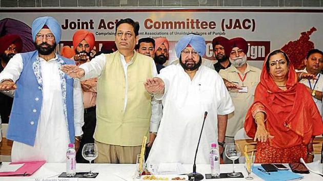 Punjab CM Capt Amarinder Singh with Congress’ Punjab affairs in-charge Asha Kumari, health minister Brahm Mohindra (right) and minister Gurmit Sodhi (left) and others during the launch of an anti-drug drive in Chandigarh. (HT Photo) Punjab CM Capt Amarinder Singh with Congress’ Punjab affairs in-charge Asha Kumari, health minister Brahm Mohindra (right) and minister Gurmit Sodhi (left) and others during the launch of an anti-drug drive in Chandigarh. (HT Photo)