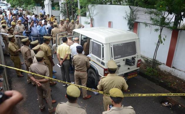 The crime spot is just outside the residence of state law minister Brajesh Pathak that is a few metres away from the Governor House. (HT Photo) The crime spot is just outside the residence of state law minister Brajesh Pathak that is a few metres away from the Governor House. (HT Photo)