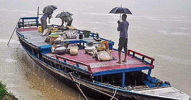 Fishermen unload their catch from a boat, at Uzan Bazaar in Guwahati , July 13. The Assam government banned import and sale of fish from other states for a period of 10 days following tests on samples that showed the presence of cancer-causing chemical formalin.(PTI)