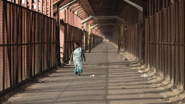 A lady walks on the Yamuna Bridge after it was closed for vehicular movement. Due to the closure of the bridge, at least two passenger trains were cancelled on Tuesday while 19 trains have been terminated. (Burhaan Kinu / HT Photo) A lady walks on the Yamuna Bridge after it was closed for vehicular movement. Due to the closure of the bridge, at least two passenger trains were cancelled on Tuesday while 19 trains have been terminated. (Burhaan Kinu / HT Photo)