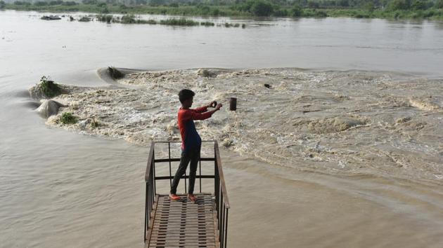 The water level of Yamuna river in the national capital is expected to rise further as 21,006 Cusec of water has been released from the Hathani Kund Barrage on Tuesday night. The rising water levels which is threatening to breach its bank has forced more than 10,000 people to take refuge on higher ground. (Raj K Raj / HT Photo) The water level of Yamuna river in the national capital is expected to rise further as 21,006 Cusec of water has been released from the Hathani Kund Barrage on Tuesday night. The rising water levels which is threatening to breach its bank has forced more than 10,000 people to take refuge on higher ground. (Raj K Raj / HT Photo)