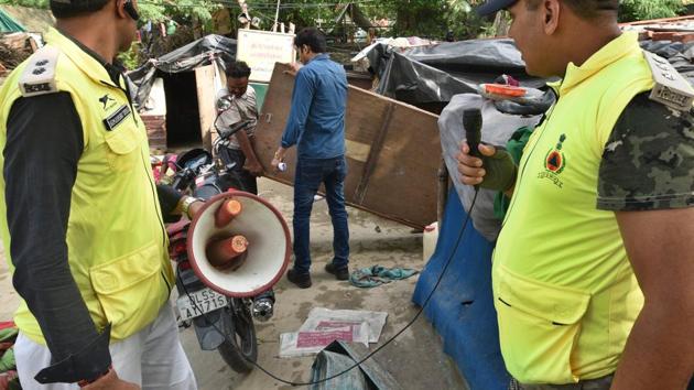 Civil Defence volunteers help local residents staying on Yamuna flood plains to shift to higher grounds.Some have been accommodated in makeshift government camps, comprising more than 1,000 tents, but overcrowding has forced many to set up their own temporary shelters along the National Highway 24 in East Delhi near Mayur Vihar. (Raj K Raj / HT Photo) Civil Defence volunteers help local residents staying on Yamuna flood plains to shift to higher grounds.Some have been accommodated in makeshift government camps, comprising more than 1,000 tents, but overcrowding has forced many to set up their own temporary shelters along the National Highway 24 in East Delhi near Mayur Vihar. (Raj K Raj / HT Photo)