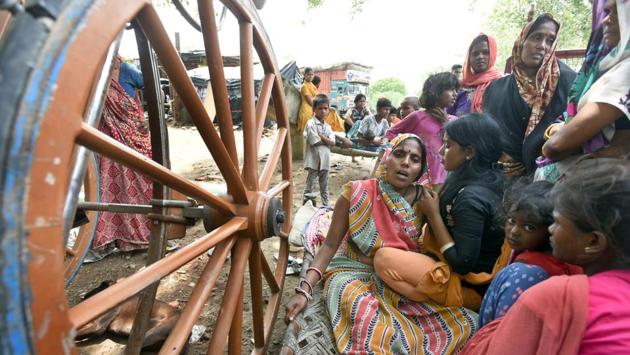 A woman mourns the death of her daughter who died of a snake bite near Geeta Colony. On Monday, fifteen people, including three children, were rescued from drowning in Yamuna river near Shamshan Ghat in north Delhi’s Burari. According to officials, despite repeated warnings, villagers were still venturing into their agricultural fields on the banks of the river. (Sushil Kumar / HT Photo) A woman mourns the death of her daughter who died of a snake bite near Geeta Colony. On Monday, fifteen people, including three children, were rescued from drowning in Yamuna river near Shamshan Ghat in north Delhi’s Burari. According to officials, despite repeated warnings, villagers were still venturing into their agricultural fields on the banks of the river. (Sushil Kumar / HT Photo)