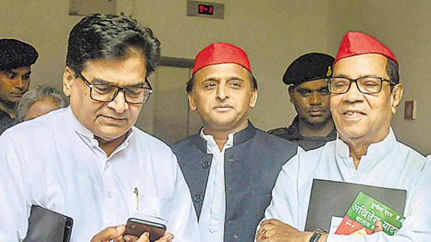 Lucknow: Samajwadi Party President Akhilesh Yadav flanked by party's general secretary Ram Gopal Yadav (L) and party vice-president Kiranmoy Nanda at the National Executive meeting at Lucknow, July 28(PTI)