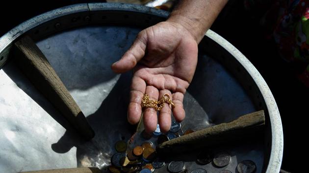 The divers can turn a decent profit by selling a few copper coins-- some 500 baht (USD 15) which is nearly twice Thailand’s daily minimum wage. If lucky, a piece of jewellery or a rare coin in good condition can be sold for up to USD 300 at Bangkok’s antique markets. (Sippachai Kunnuwong / AFP)