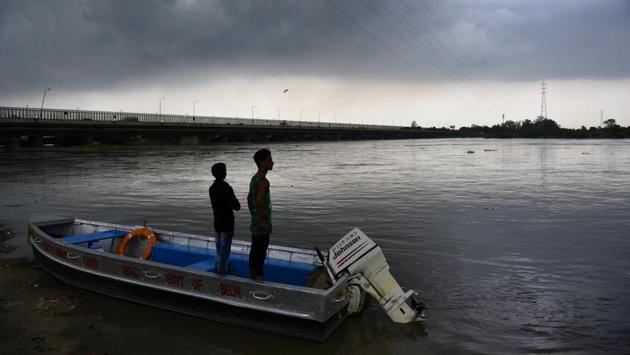According to Delhi government’s flood control room the rise in the water level which is contributed by the discharge from Hathani Kund Barrage is expected to decrease from Wednesday. “The flow of the river is steady, but more rainfall may impact the flow. We are keeping a close watch,” an official said. (Sanchit Khanna / HT Photo) According to Delhi government’s flood control room the rise in the water level which is contributed by the discharge from Hathani Kund Barrage is expected to decrease from Wednesday. “The flow of the river is steady, but more rainfall may impact the flow. We are keeping a close watch,” an official said. (Sanchit Khanna / HT Photo)