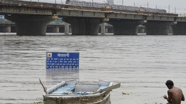A view of the swollen Yamuna near Kalindi Kunj on July 30, 2018. Officials said the river is expected to touch 206.5m on Tuesday evening.(Burhaan Kinu/HT PHOTO)