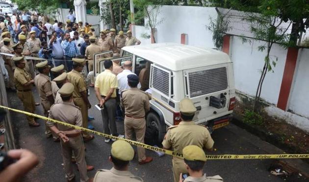 An armed miscreant shot dead the van guard of a private cash collection agency, injured its officer and looted ₹6.44 lakh from the van in the high security zone just opposite Raj Bhawan Colony in Lucknow. (HT Photo) An armed miscreant shot dead the van guard of a private cash collection agency, injured its officer and looted ₹6.44 lakh from the van in the high security zone just opposite Raj Bhawan Colony in Lucknow. (HT Photo)