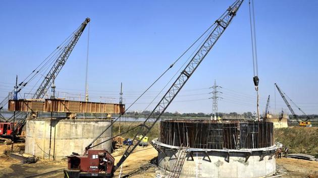 Swelling Yamuna halts work on Barapullah Phase-3, Signature Bridge ...