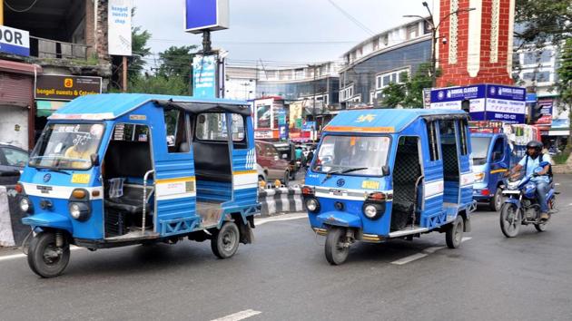 Vikrams plying on Chakrata Road in Dehradun on Wednesday.(Vinay Santosh Kumar/Hindustan Times)