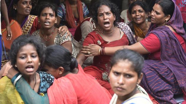 Relatives of Asha, who drowned while playing in the inundated floodplains of the Yamuna in Delhi on Tuesday, mourn her death. (Raj K Raj/HT PHOTO) Relatives of Asha, who drowned while playing in the inundated floodplains of the Yamuna in Delhi on Tuesday, mourn her death. (Raj K Raj/HT PHOTO)
