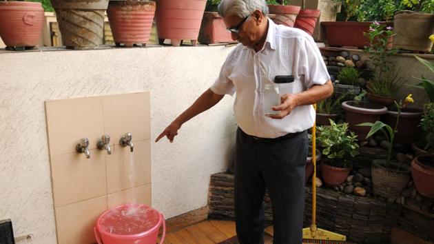 MP Soni, general secretary of the residents’s welfare association (RWA) of Sector 9, Gurugram, points to the muddy water that is being supplied to the area over the past few days. (Parveen Kumar / HT Photo) MP Soni, general secretary of the residents’s welfare association (RWA) of Sector 9, Gurugram, points to the muddy water that is being supplied to the area over the past few days. (Parveen Kumar / HT Photo)