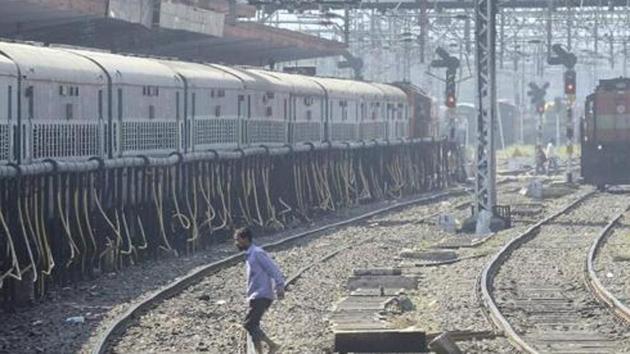 Due to rail fracture between Thakurwadi and Monkeyhill stations in Mumbai division, only two trains - 12127 down intercity express and 11007 Deccan Queen express - were affected and were late by 1 hour and 15 minutes respectively.(HT REPRESENTATIONAL PICTURE)