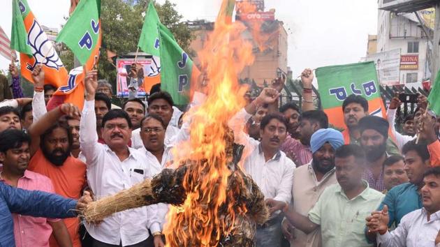 Bhartiya Janta Yuva Morcha workers burnt an effigy of West Bengal chief minister Mamata Banerjee in Jamshedpur on Wednesday to protest her statements on Assam’s National Register of Citizens.(Manoj Kumar/ HT Photo)