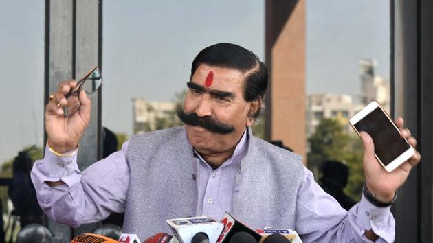 BJP MLA Gyan Dev Ahuja speaks to media persons at state assembly in Jaipur.(HT File Photo)