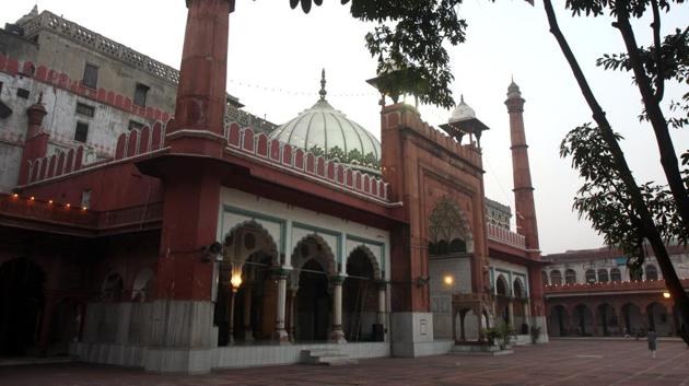 File photo of the Fatehpuri mosque in Delhi. The imam of the mosque, Mufti Mukarram Ahmed, has termed the Delhi Wakf Board’s proposal a good start, but condemned the board for its “poor functioning” and “indecisive” approach.(Sushil Kumar/ HT File)