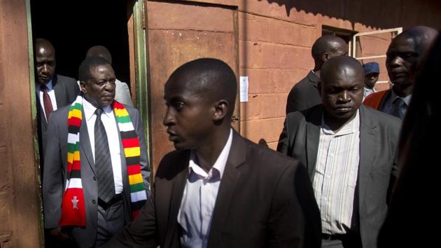 Zimbabwean President Emmerson Mnangagwa leaves the polling station after casting his vote for the presidential elections at the Sherwood Primary School in Kwekwe, Zimbabwe, July 30(AP)