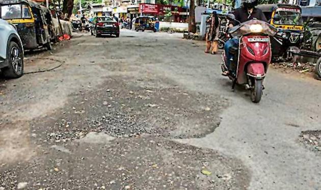 An unrepaired road in Bandra, on Wednesday. (Satish Bate/HT) An unrepaired road in Bandra, on Wednesday. (Satish Bate/HT)