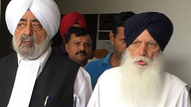 Former Akali minister Tota Singh (Right) at Mohali court.(HT Photo)