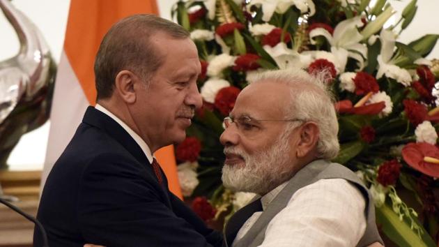 Prime Minister Narendra Modi hugs the Turkish President Recep Tayyip Erdogan (L) after exchange of agreements and Press Statements at Hyderabad House in New Delhi.(HT File Photo)