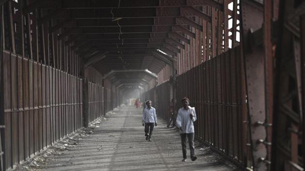A view of the Old Bridge over the Yamuna River as the water level has started receding so officials have decided to open the bridge soon in New Delhi, India, on Thursday, August 2, 2018. (Sanchit Khanna/HT PHOTO) A view of the Old Bridge over the Yamuna River as the water level has started receding so officials have decided to open the bridge soon in New Delhi, India, on Thursday, August 2, 2018. (Sanchit Khanna/HT PHOTO)