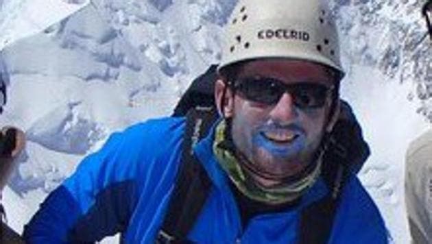 Terry Harch, a 29-year-old Australian soldier, was spotted waving his arm in the snow on the South Island’s notorious Mount Aspiring, where more than 30 climbers have died over the past decade. (Twitter Photo/SoldierOnAust) Terry Harch, a 29-year-old Australian soldier, was spotted waving his arm in the snow on the South Island’s notorious Mount Aspiring, where more than 30 climbers have died over the past decade. (Twitter Photo/SoldierOnAust)