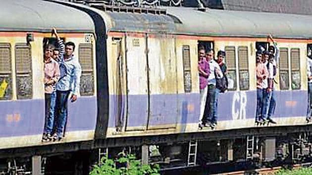 One man died while trying to board a Karjat train at Thane(HT Photo)