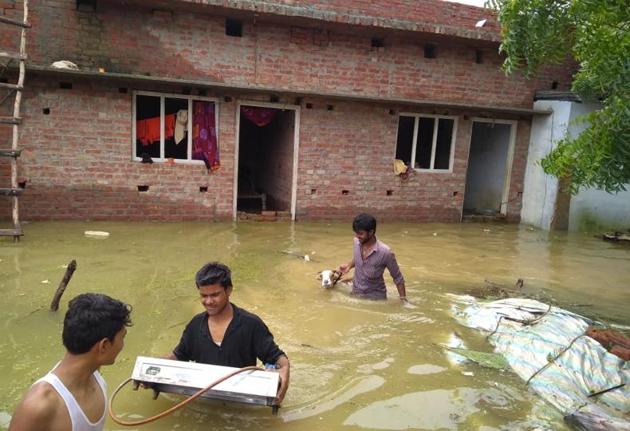 Heavy rainfall in Gonda, Bahraich and Faizabad districts led to increase in the water level of Ghaghra. On Thursday, the district administration launched rescue operations in the rural areas of Nanpara tehsil in Bahraich as over a dozen villages were inundated. (HT Photo) Heavy rainfall in Gonda, Bahraich and Faizabad districts led to increase in the water level of Ghaghra. On Thursday, the district administration launched rescue operations in the rural areas of Nanpara tehsil in Bahraich as over a dozen villages were inundated. (HT Photo)